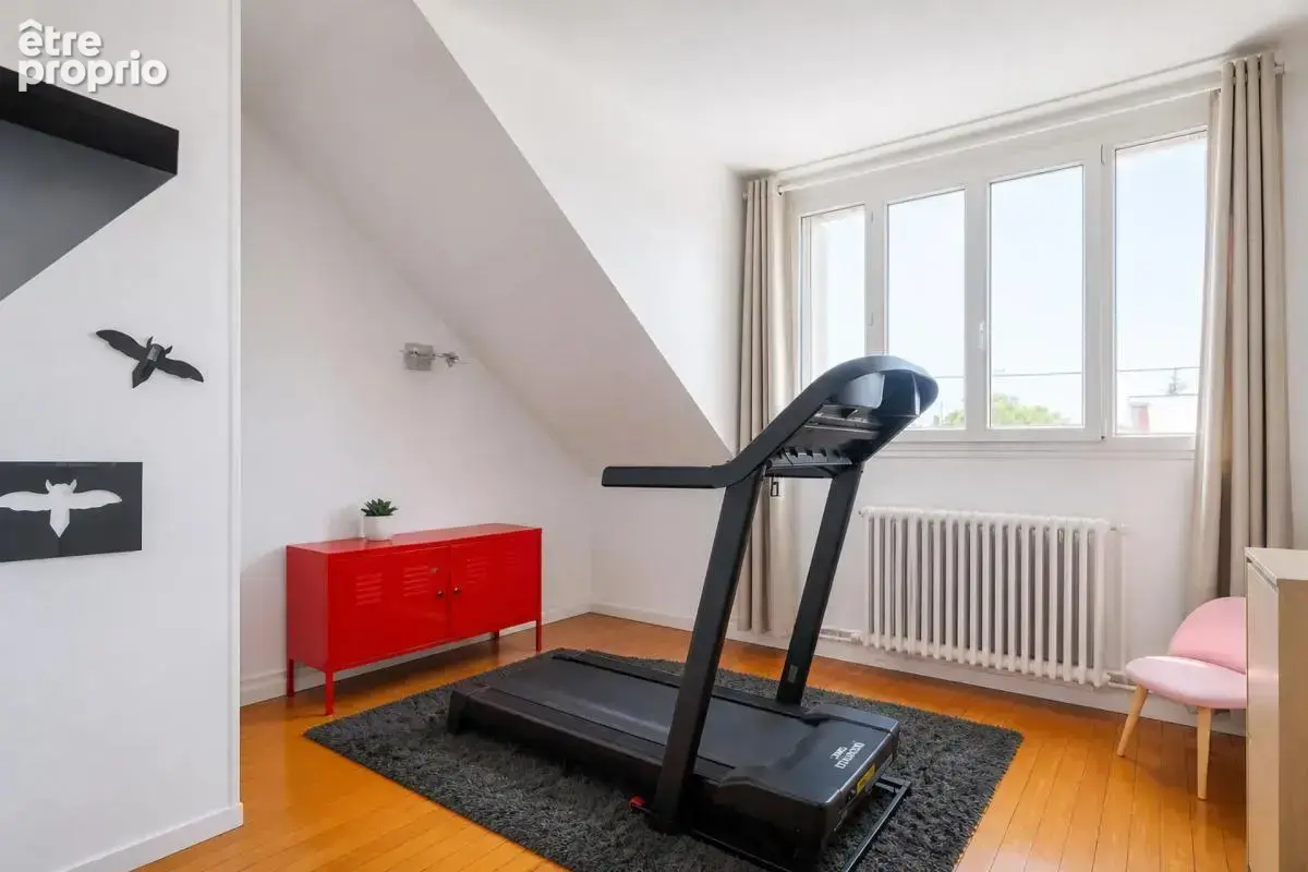 Maison 7 pièces 127 m² à Gagny avec piscine, jardin et parkings - photo 10