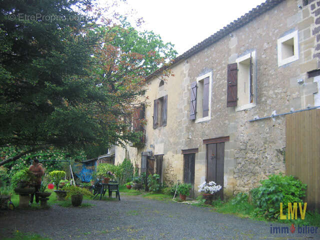Maison à LES SALLES-DE-CASTILLON