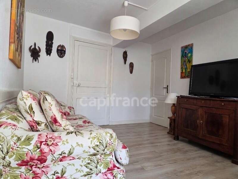 Charme de l'ancien : Maison familiale avec jardin, offrant 240m2 de surface totale au sol - photo 7