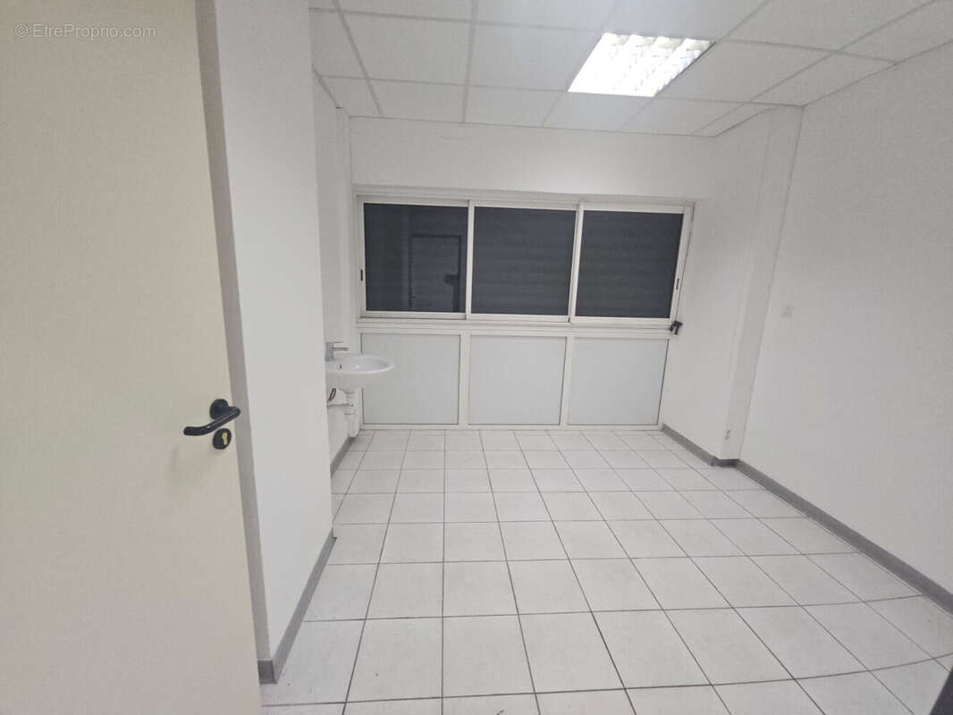 Commerce 53 m² à Saint-Andre  - photo 3