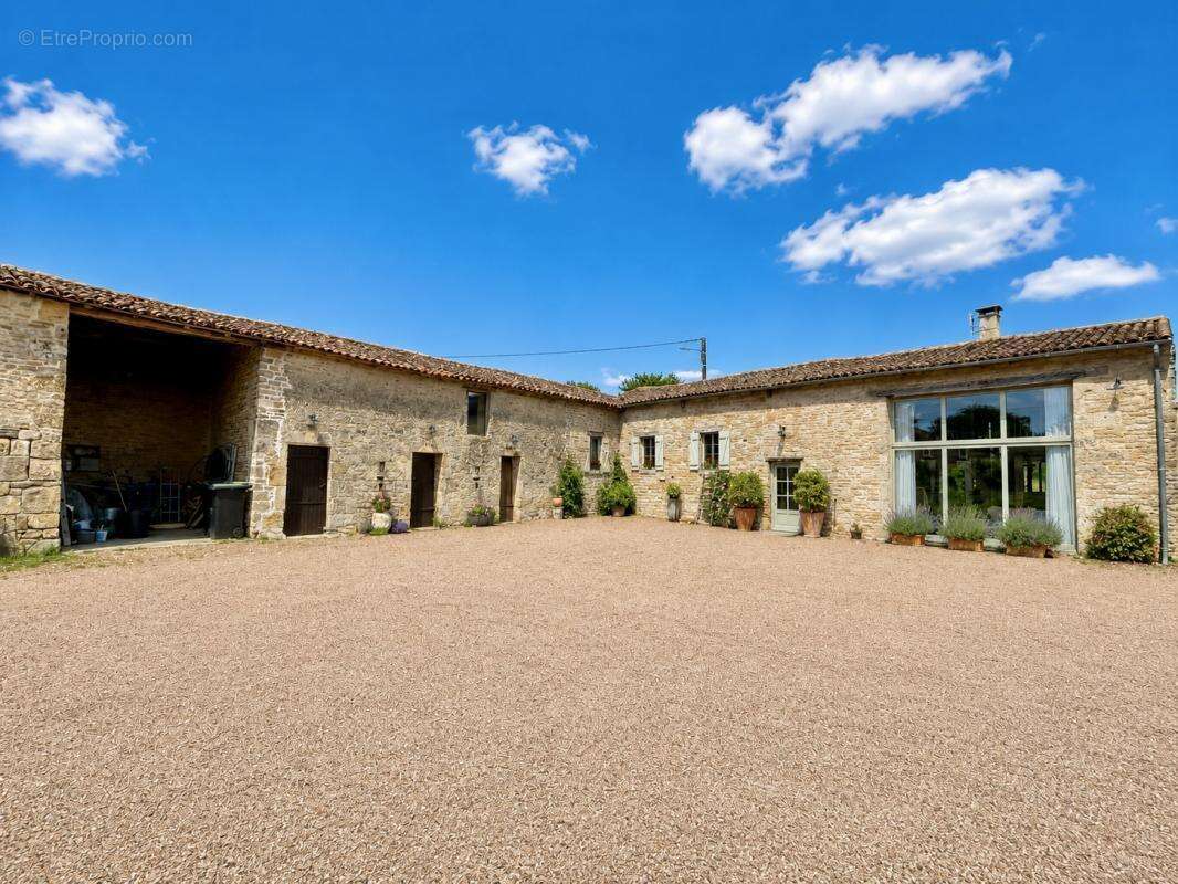 Élégant Corps de ferme de 4 Chambres avec Piscine et Court d - photo 19