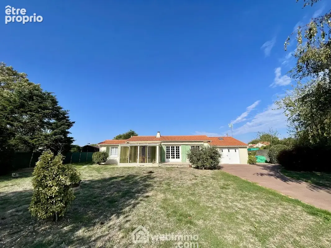 Maison de plain-pied sur n grand terrain. - Maison à SAINT-HILAIRE-LA-FORET