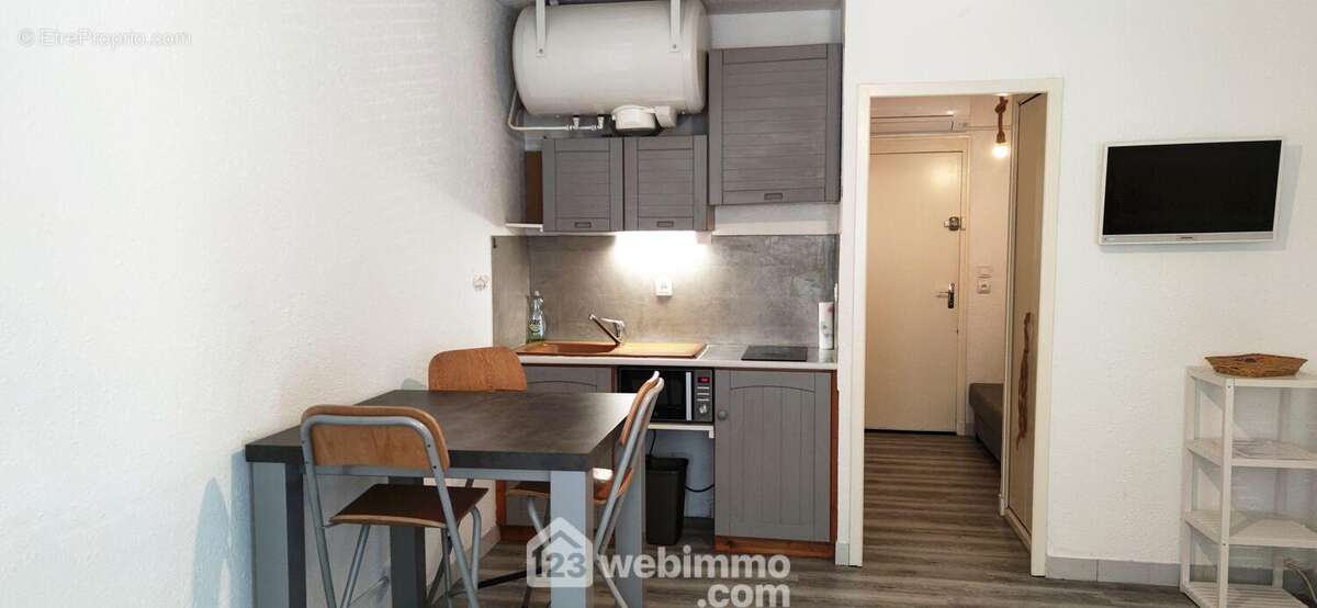 La pièce de vie avec son coin cuisine. - Appartement à SAINTES-MARIES-DE-LA-MER