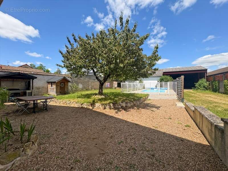 Maison familiale de 143m2, piscine, hangar de 300m2 et terrain clos de 1136m2 - photo 4
