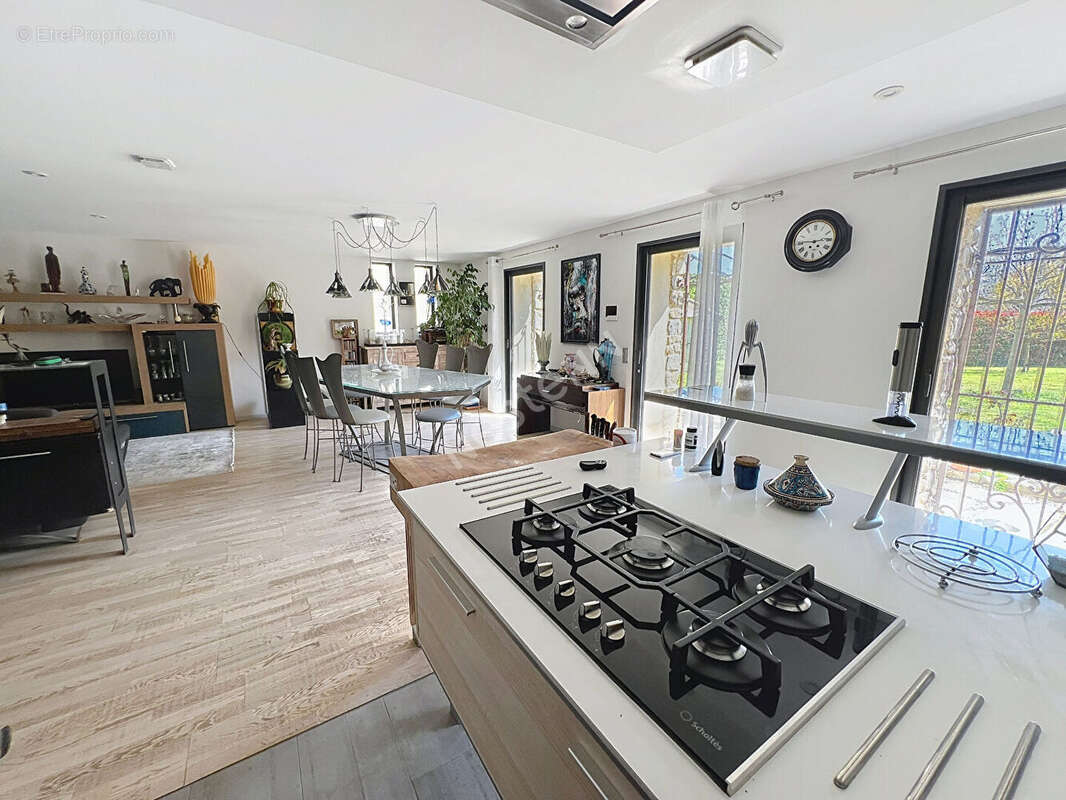 Un bien unique au coeur de Cucuron ? 200 m², 4 suites, grand jardin - photo 5