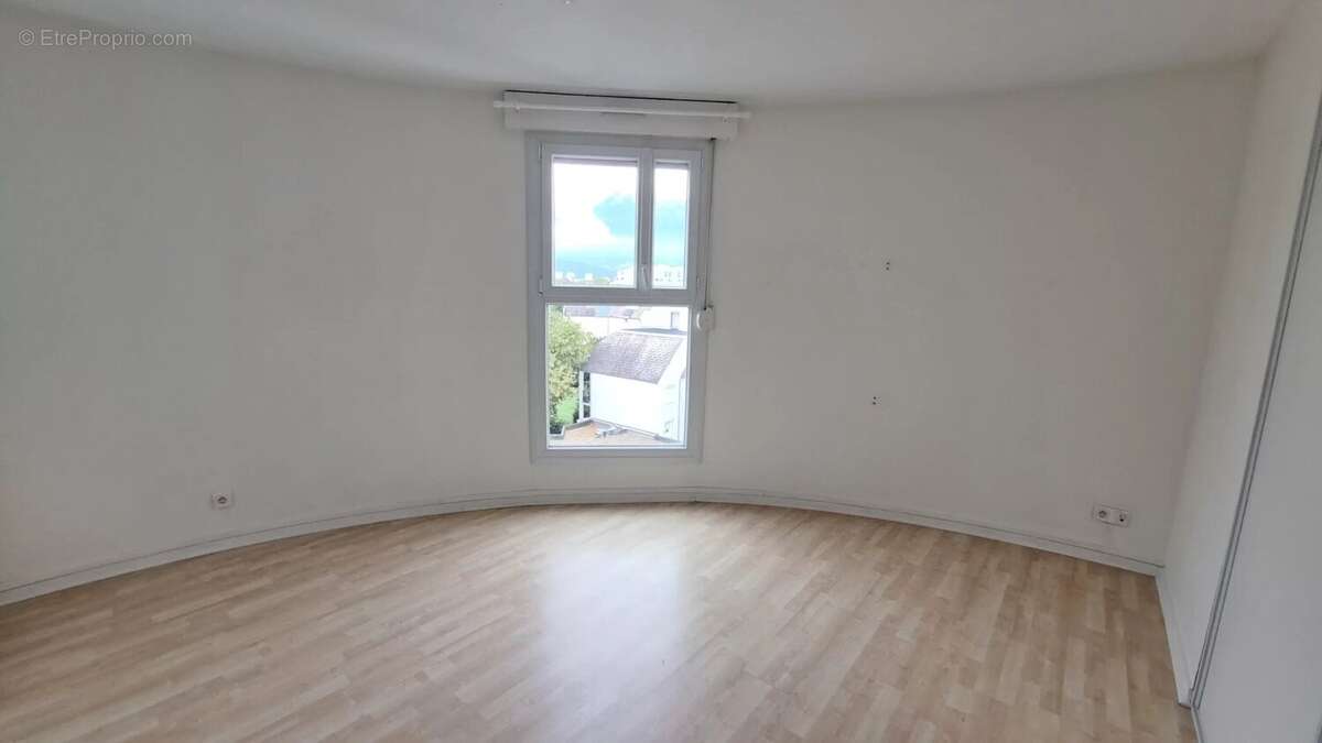 Eybens - Appartement T4 en dernier étage, possibilité de garage. - photo 9