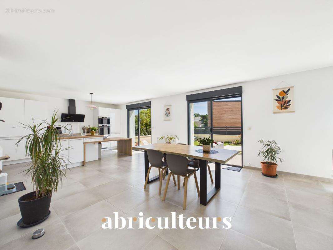 Spacieuse maison 5/6 chambres prête à vivre en vente à Couëron bourg (44220) - photo 3