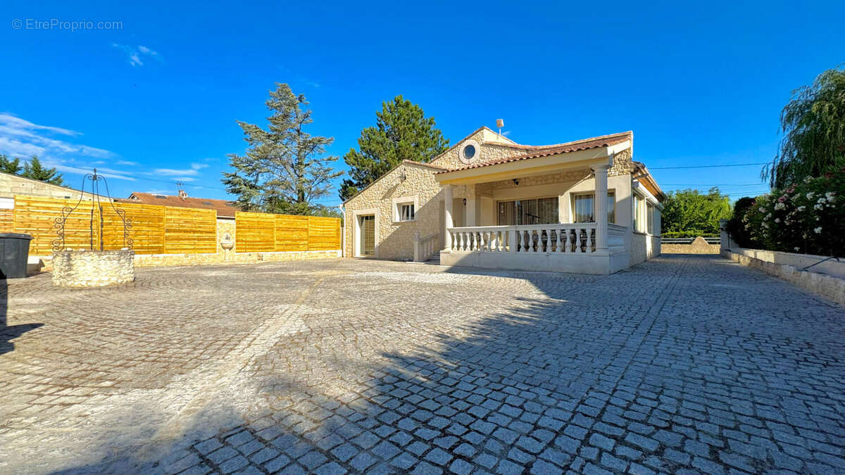 Maison à ENTRAIGUES-SUR-LA-SORGUE