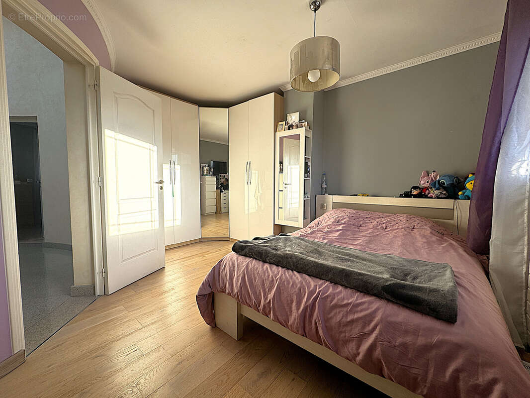 Très belle demeure à proximité des futurs métros - photo 24