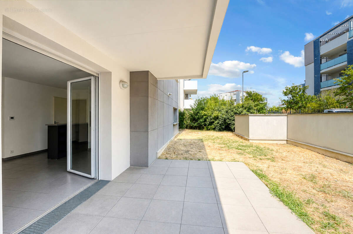 En exclusivité !  Appartement T3 de 65 m2 en rez-de-jardin, situé dans le quartier de Lalande. - photo 4