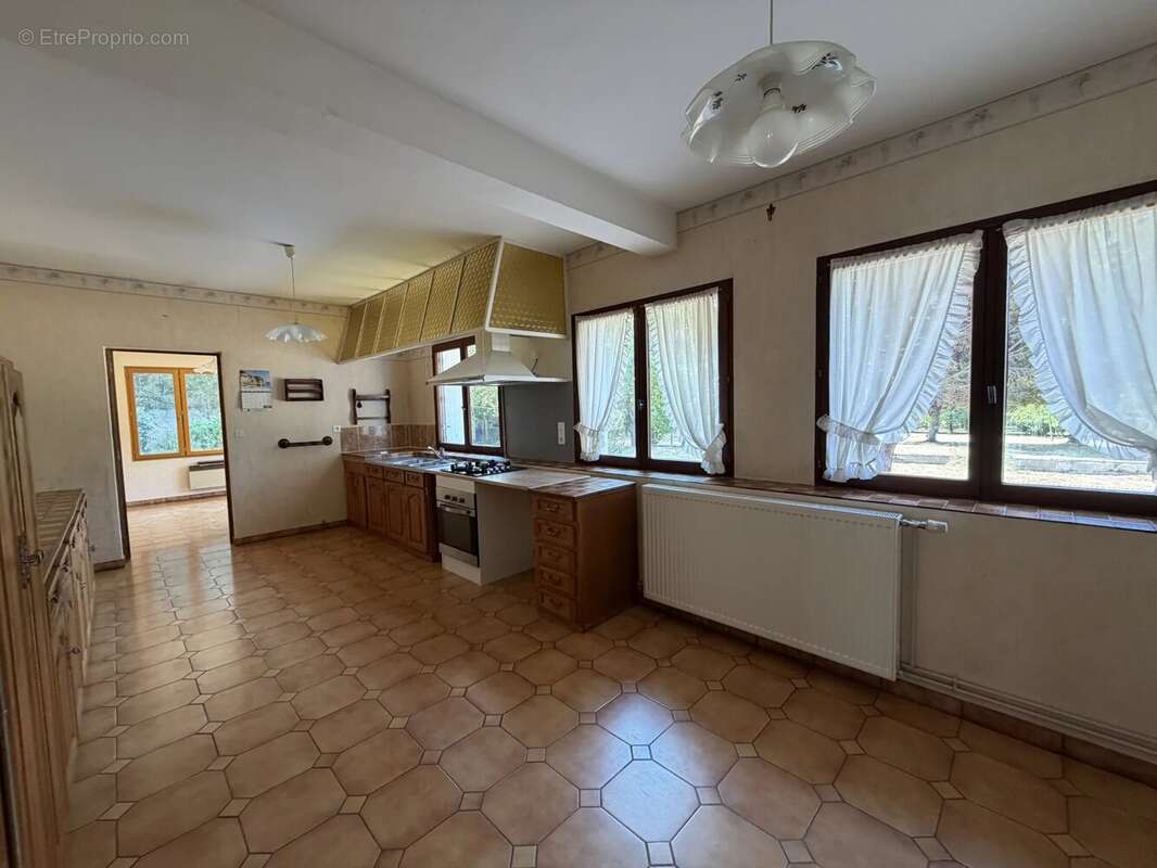 À 10 min d'Auxerre - Maison familiale de 158 m² dans un bourg avec commerces - photo 3