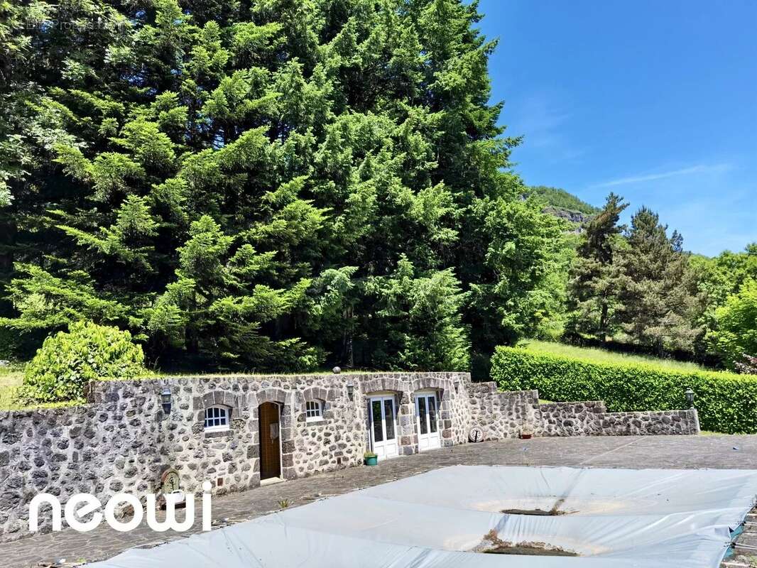 Maison à VIC-SUR-CERE