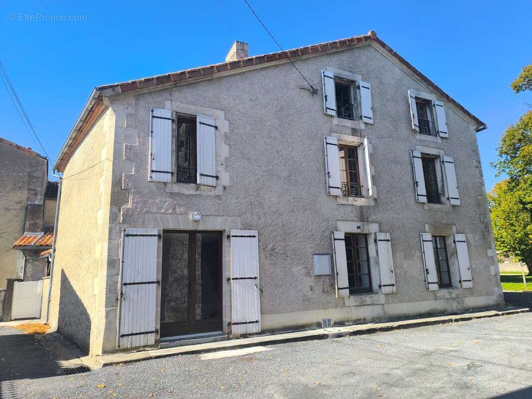 Maison à HIERSAC