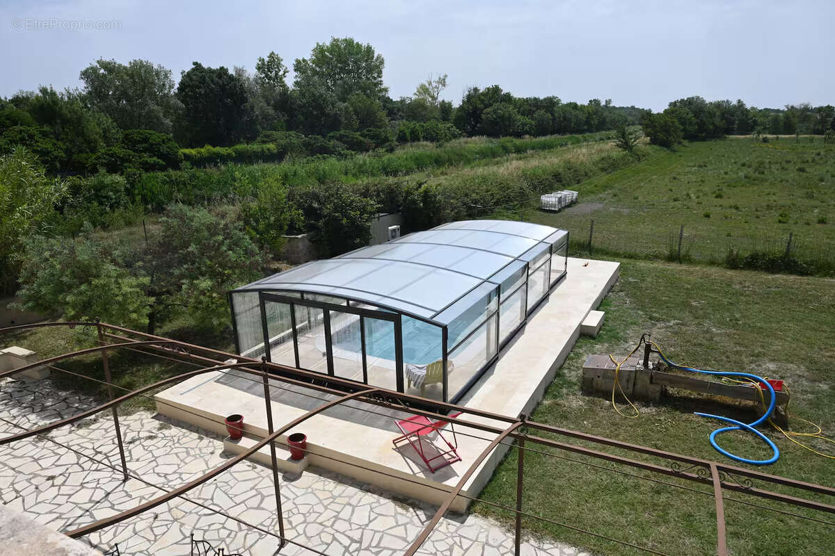 ARLES : Magnifique mas en pierre rénové de 185 m² avec dépendances, piscine et prestations haut de gamme - photo 10