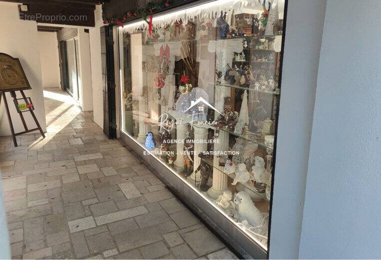 Boutique de 64 m2 avec ou sans fonds de commerce d'une valeur de 15 000 euros  - Maison à LA ROCHE-POSAY