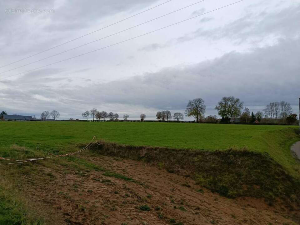 Terrain à MENONVAL