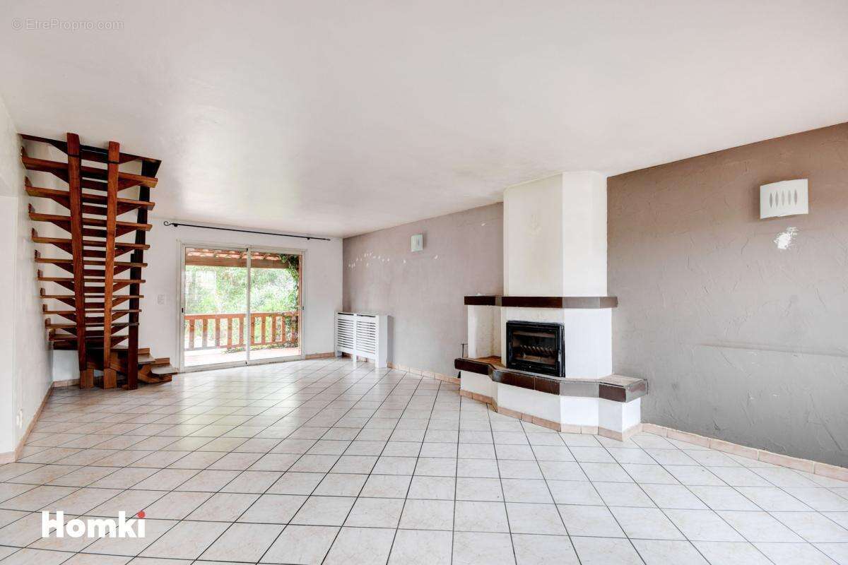 Villa de type 4 jumelee d'un cote avec 2 terrasses un jardin et garage - photo 2