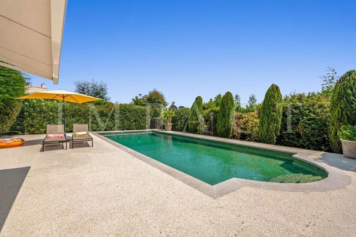 Maison à LA ROQUETTE-SUR-SIAGNE