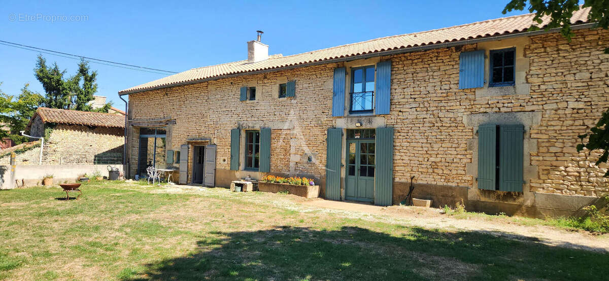 Chaunay - maison pierre - 4 chambres - jardin - photo 11