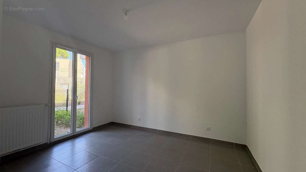 Appartement T2 - Etat Neuf avec jardin privatif et stationnement - Port-de-Bouc - Résidence Villa Marina - photo 8