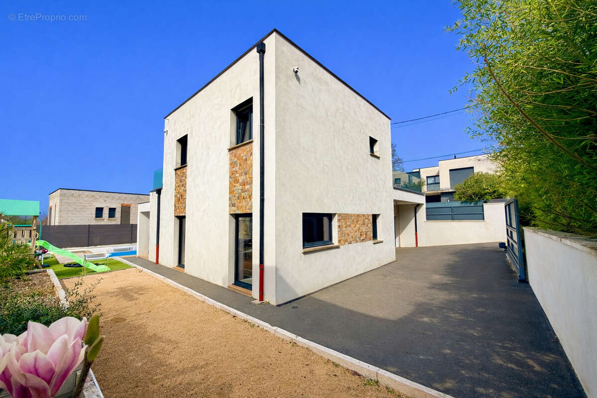 Maison à NEUVILLE-SUR-SAONE