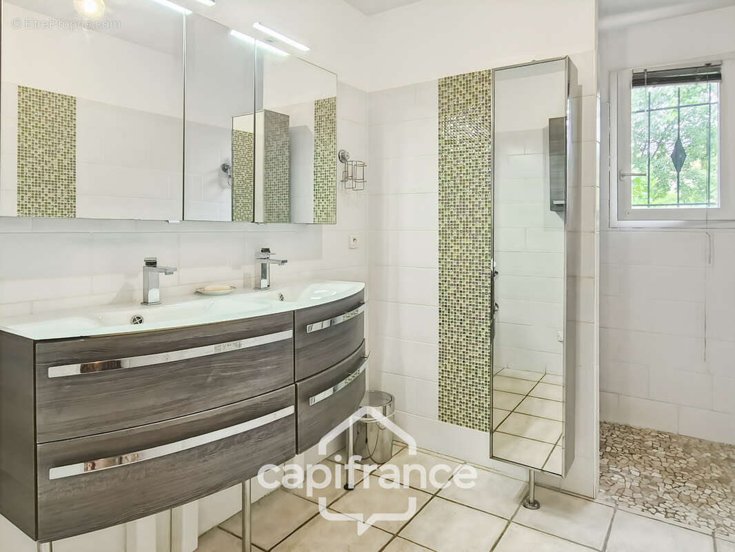 Maison à vendre 4 pièces ROQUEMAURE (30)-107m²-terrain 1540m² avec piscine et grand garage - photo 7
