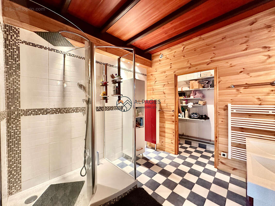 Salle de douche - Appartement à GUILLESTRE