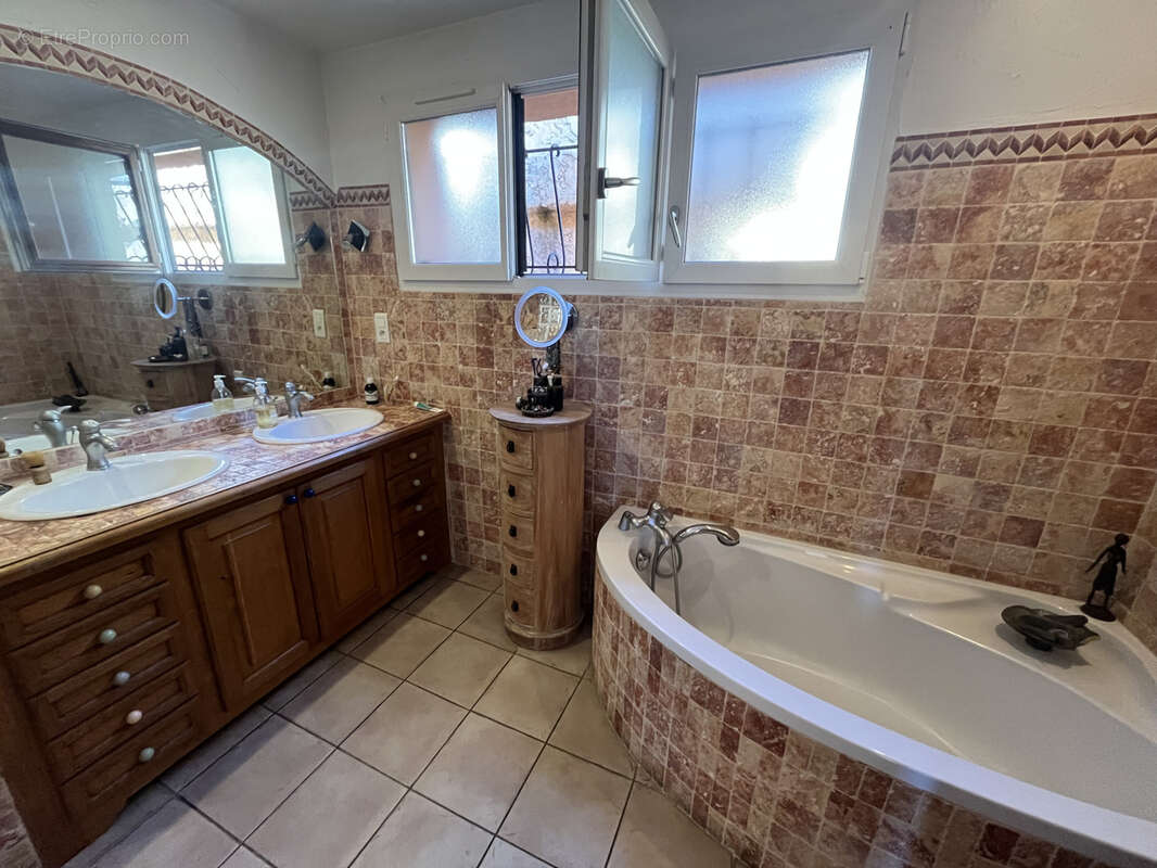 Maison à LE REVEST-LES-EAUX