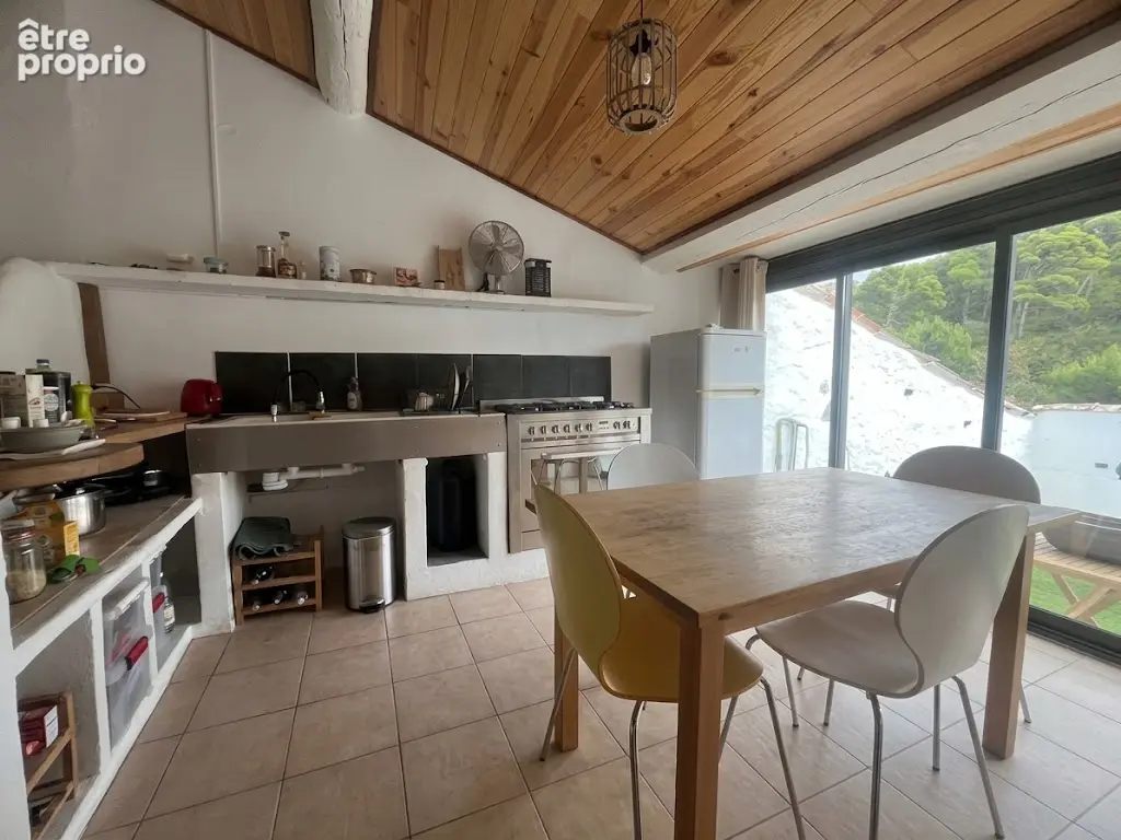 Maison traversante, terrasse garage et place de parking - photo 1