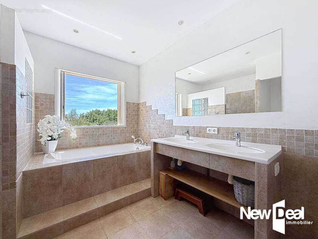 MONTAUROUX Vue imprenable pour cette villa contemporaine  d’environ 225 m² - photo 16