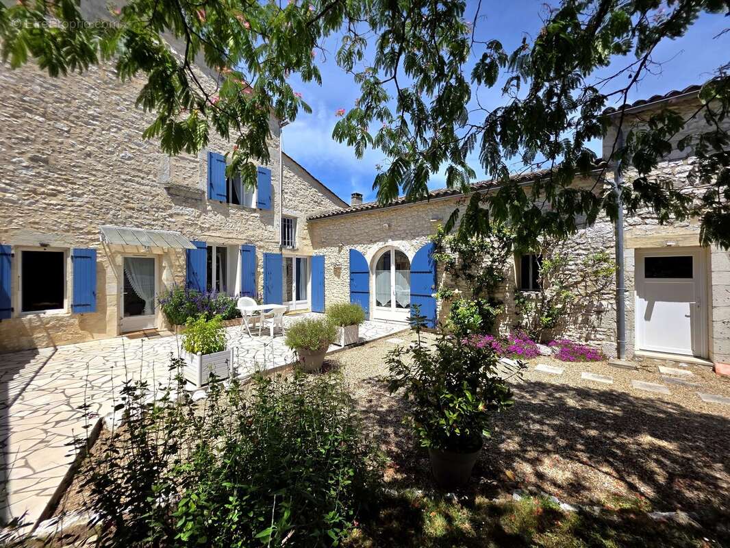 Jolie propriété en pierre avec plusieurs terrasses et vues imprenables. - photo 17