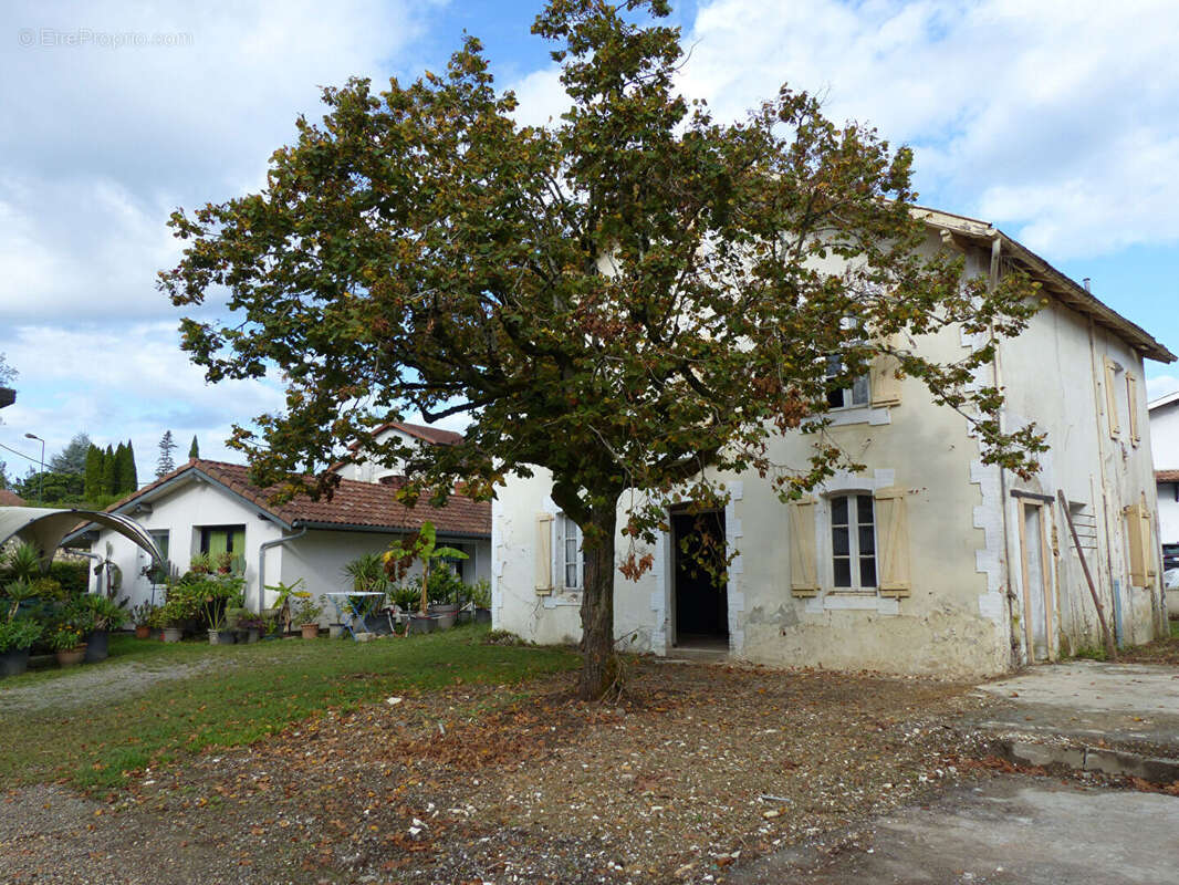 Ensemble immobilier de 2 maisons et garage sur 900 m², POUILLON centre bourg - photo 2