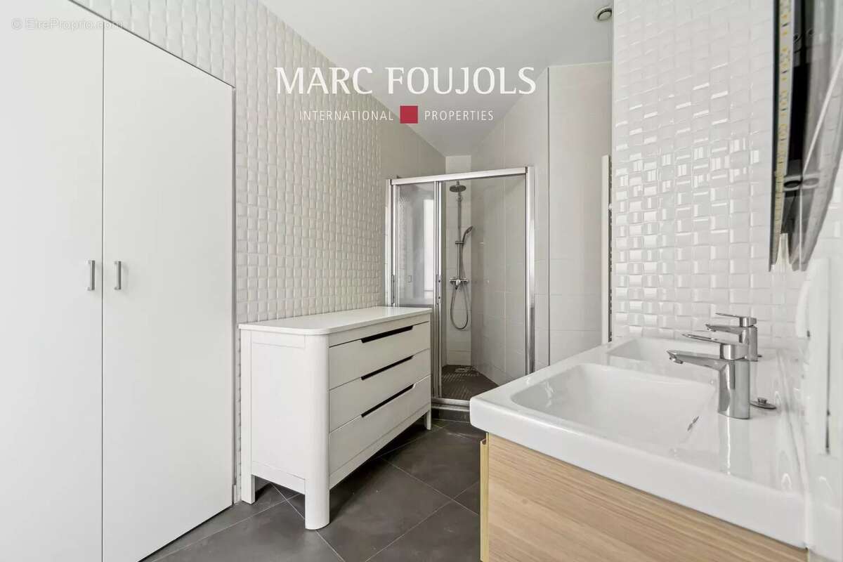 Paris XVI - Auteuil Nord - Appartement 4 pièces en angle rénové - photo 12