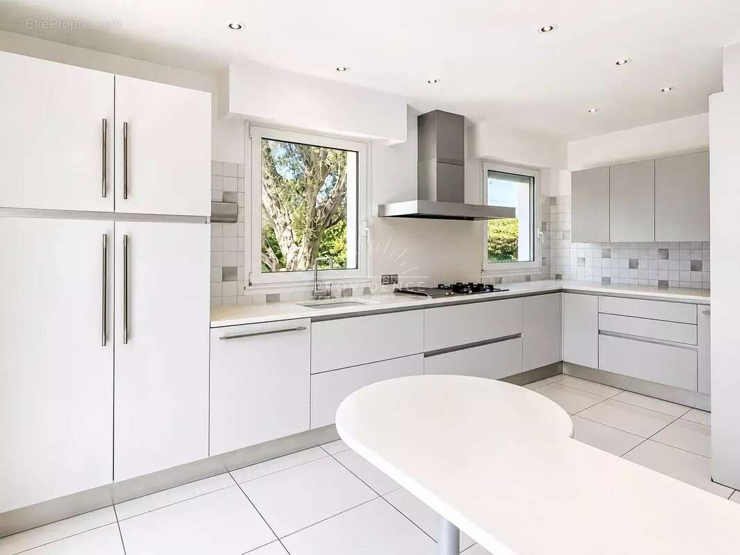 Le Cannet Europe - Villa 266 m², 5 chambres, piscine, jardin plat et vue mer - photo 6