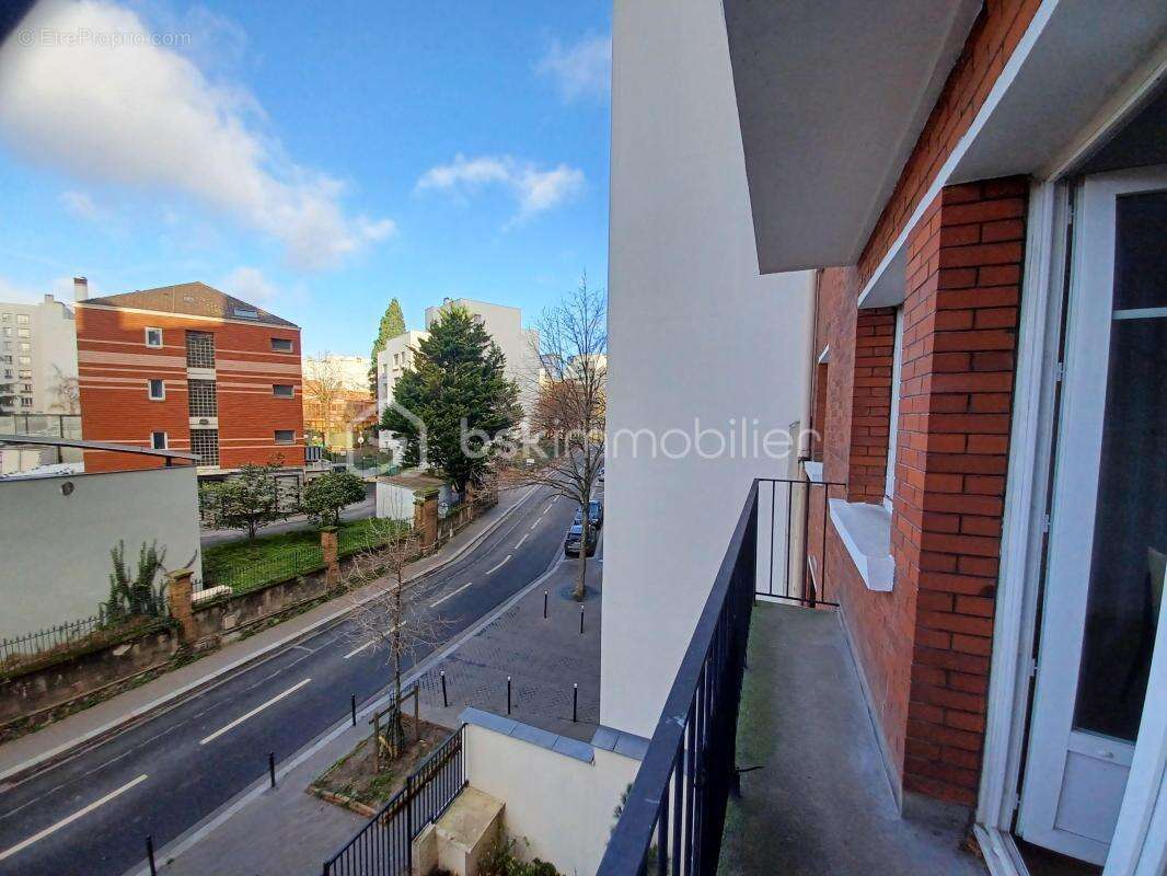 Superbe 3 pièces entièrement rénové avec balcon, ascenseur et vue dégagée - photo 11