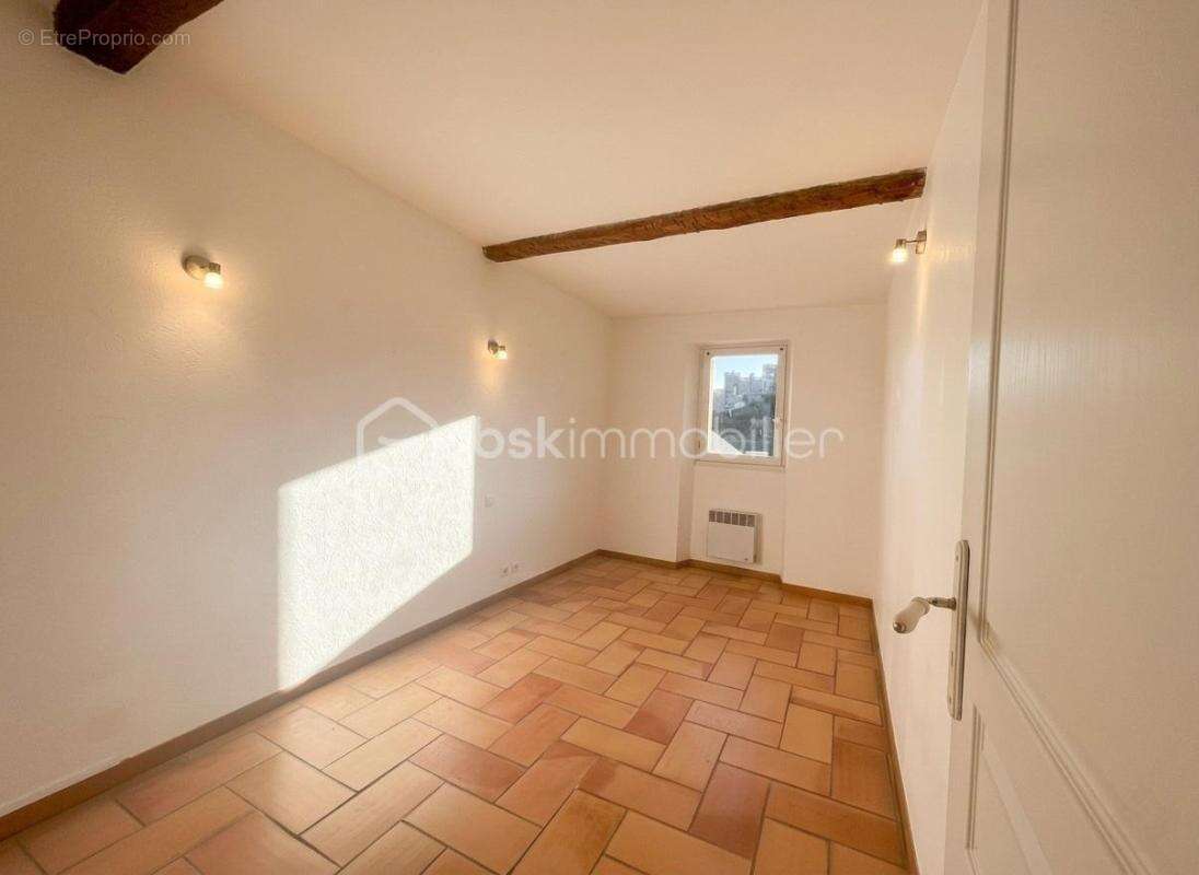 Appartement à TOURRETTES