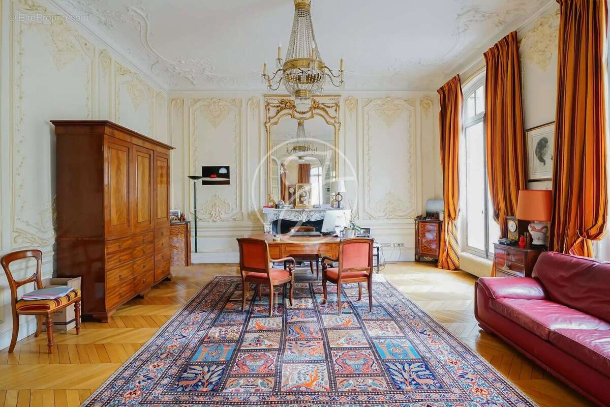 Appartement à PARIS-16E