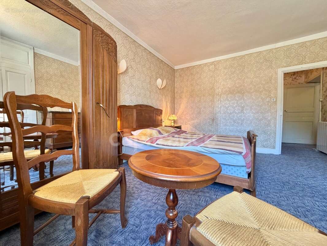 Maison de bourg de 100 m2, 3 chambres, terrain attenant de 371 m2 + 2450 m2 indépendant, 200 m2 de dépendances, caves, fibre opt - photo 11