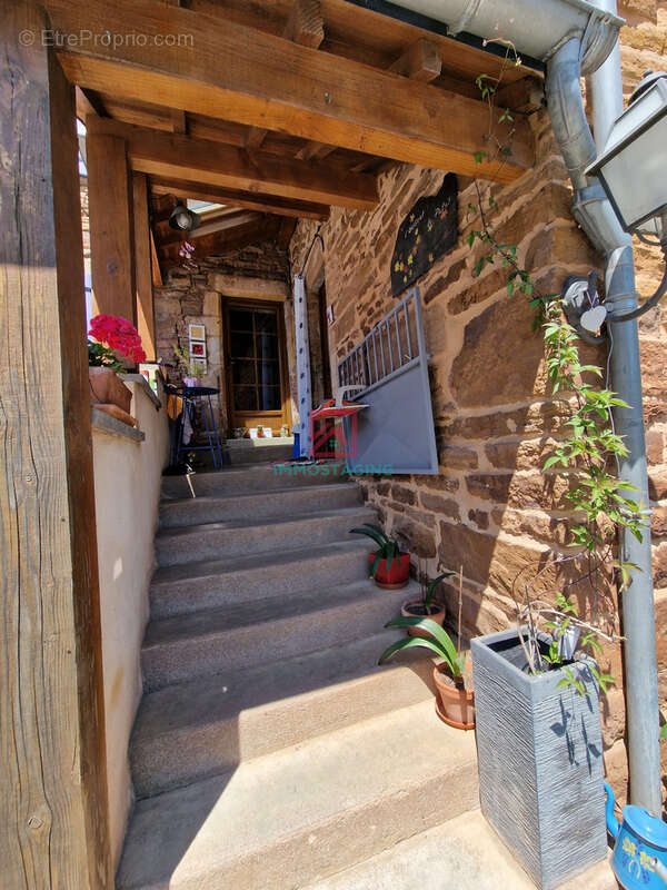 Maison à LAVAL-ROQUECEZIERE