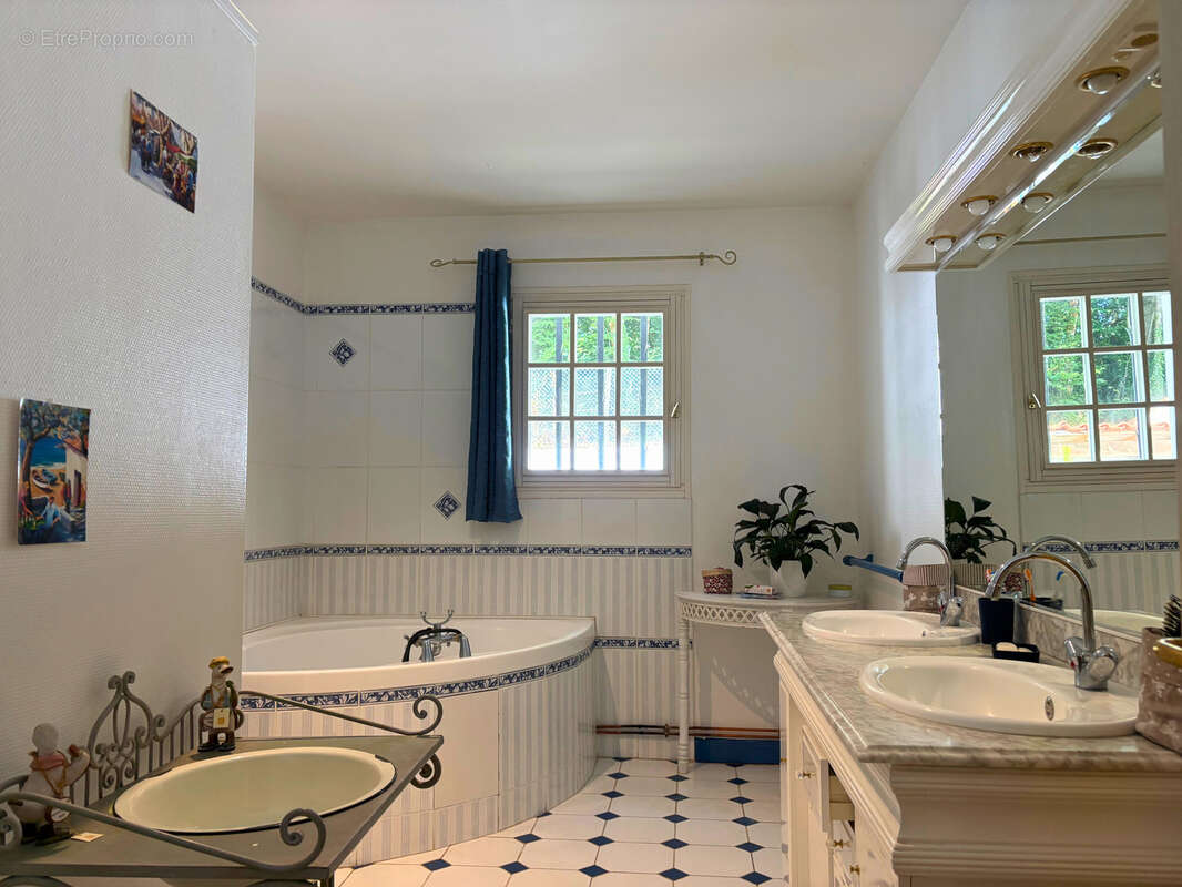 MAISON de plain-pied au coeur des bois avec 4 chambres, garage et dépendances aux portes de COGNAC - photo 13