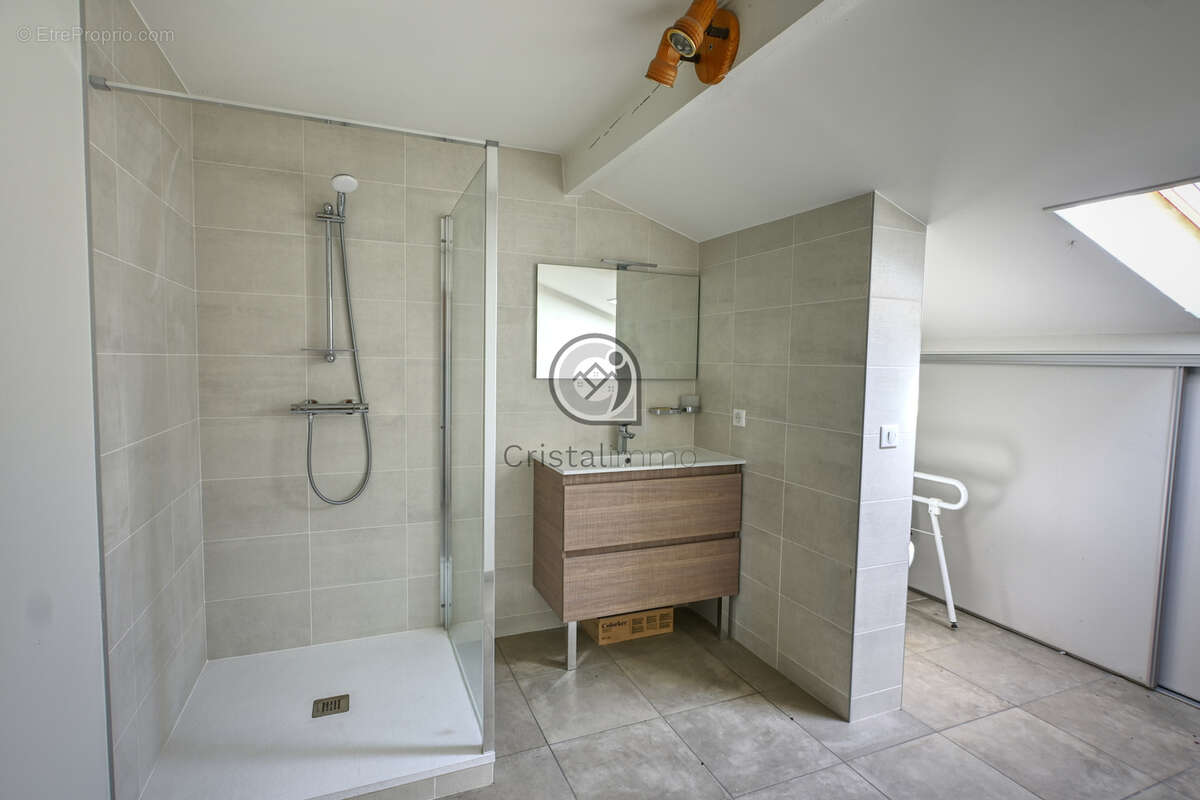 Ensemble immobilier de 210 M2 avec laboratoire aux normes + Duplex T5 + bureau sur 970 m2 de terrain - photo 9