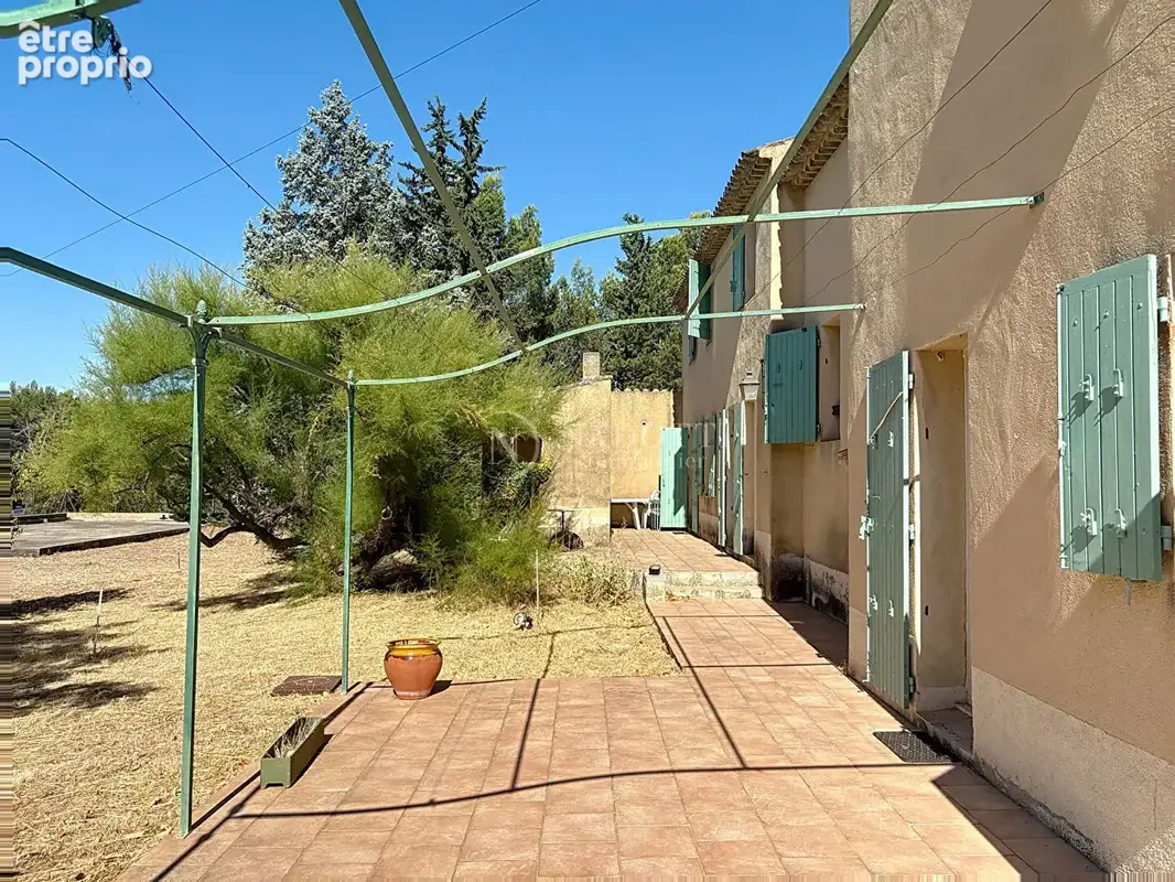 Lauris - Propriété avec piscine et dépendance sur 3300m2 de terrain. - photo 3