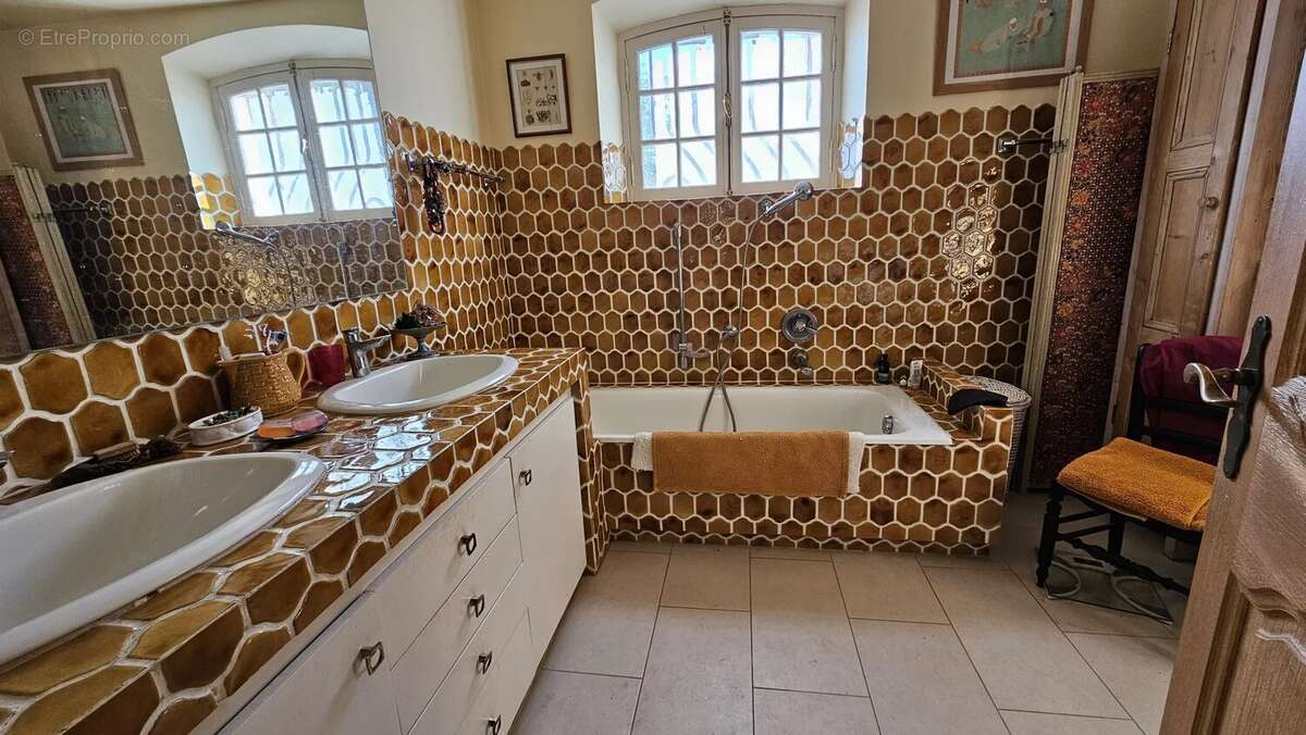 À Vendre  Propriété d'Exception avec Villa principale, Maison d'invité et Dépendance - photo 19