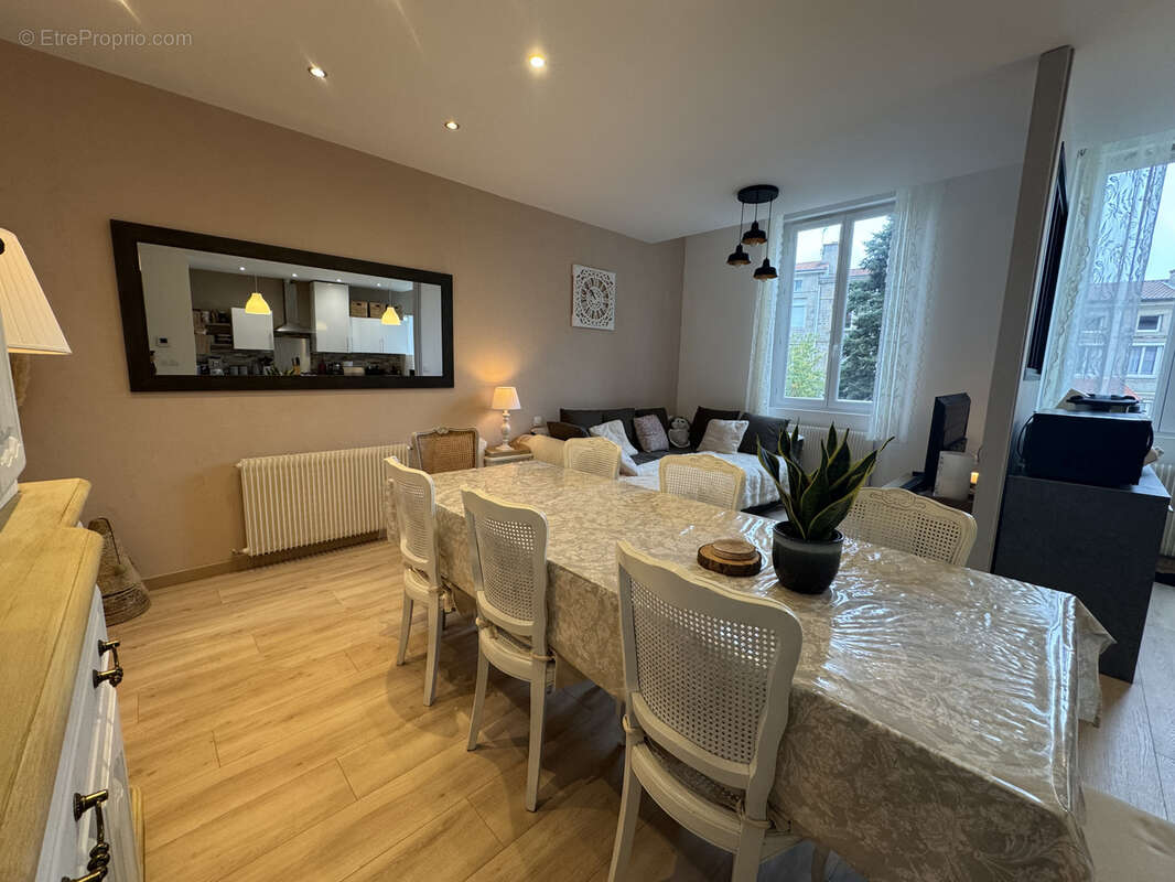 Appartement à SAINT-GENEST-LERPT