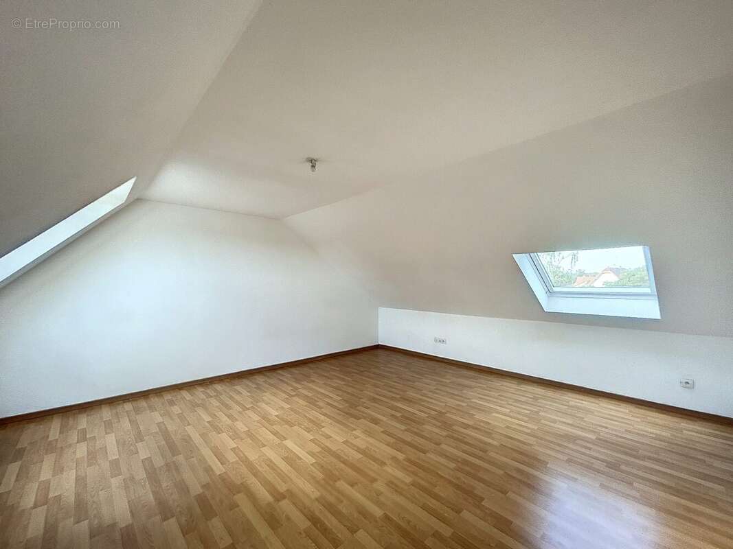 Grande chambre double à l'étage - Appartement à FORSTFELD