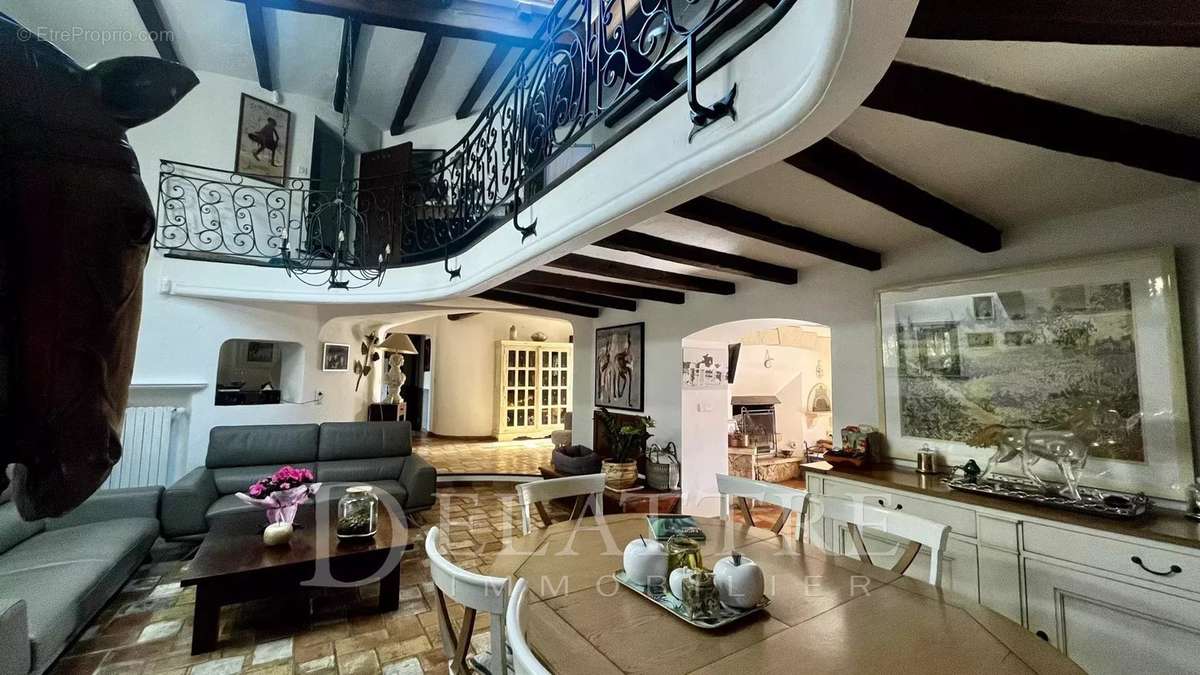 Maison à ROQUEFORT-LES-PINS