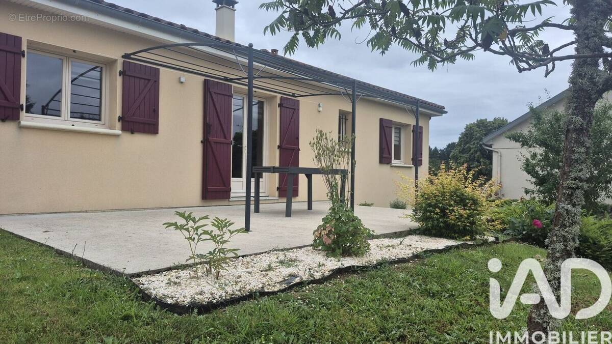 Photo 1 - Maison à SAINT-LEONARD-DE-NOBLAT