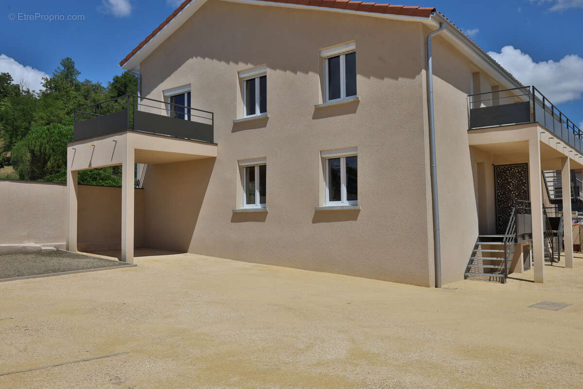 Appartement Type 2 - 56,20 m2 habitables en LOI CARREZ - 2 Places de parking privatives - photo 2