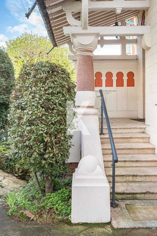 Entrée porche - Maison à ENGHIEN-LES-BAINS
