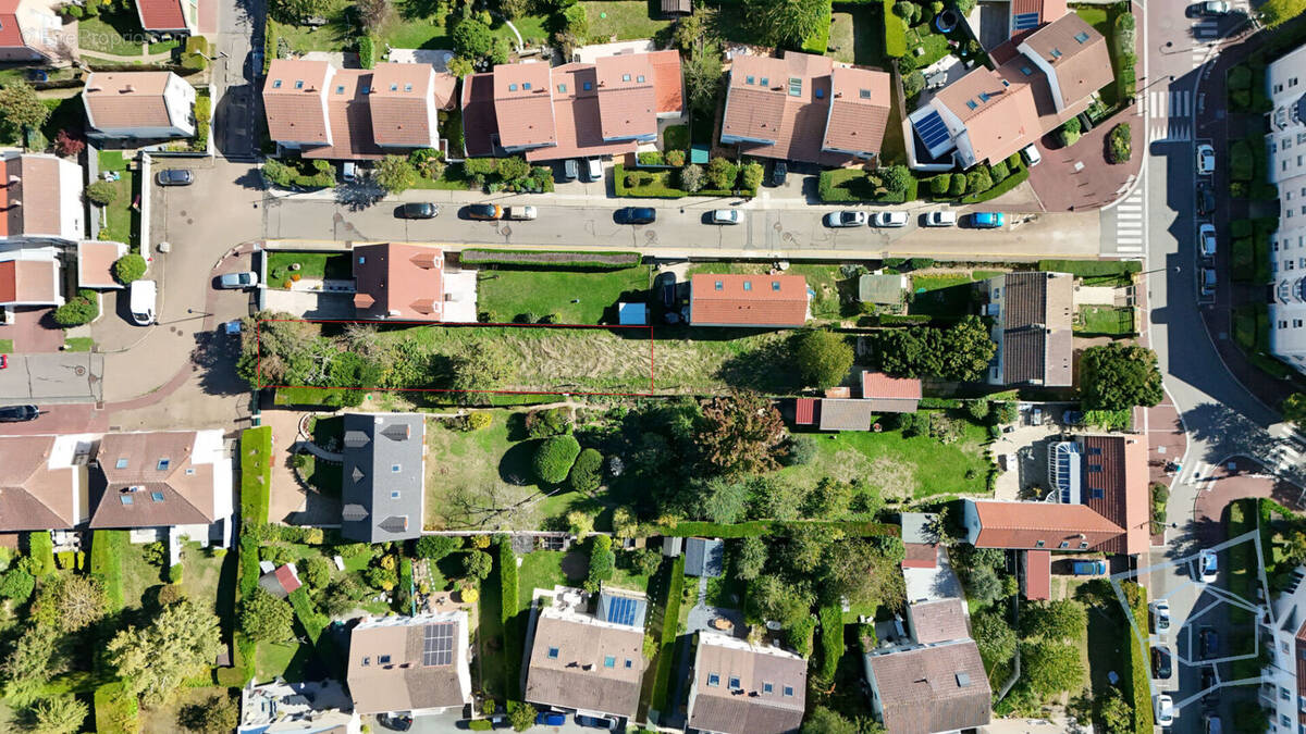 Terrain à VOISINS-LE-BRETONNEUX